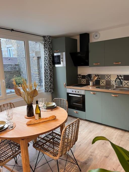 Beau Loft Room Proche Mont Saint Michel Jaccuzi Illimite En Plein Centre Avranches Exterior foto